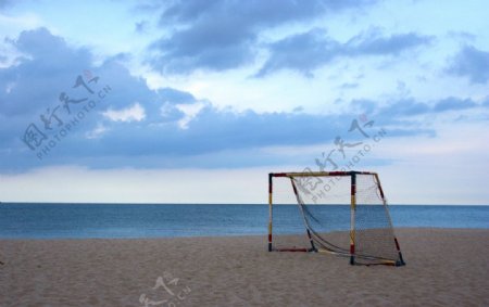 海边沙滩足球场图片