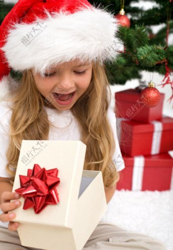 圣诞打开礼盒惊讶高兴的漂亮小女孩图片