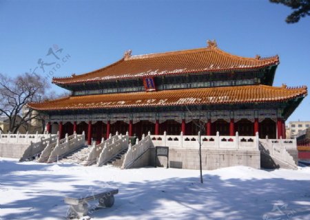 雪后的哈尔滨文庙大成殿侧视图图片