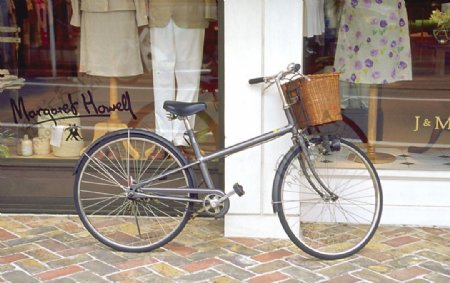 橱窗边的自行车图片