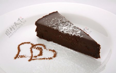 巧克力蛋糕切块与心形图案图片