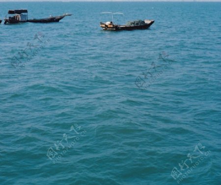 海上停泊渔船图片