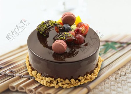 漂亮的水果巧克力蛋糕图片