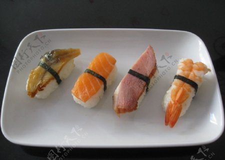 日式寿司荤素四样图片