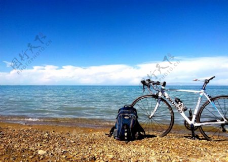 单车环青海湖图片