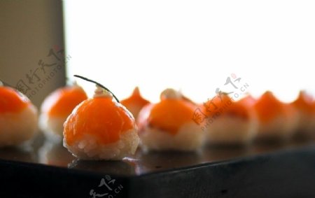 三文鱼迷你寿司图片