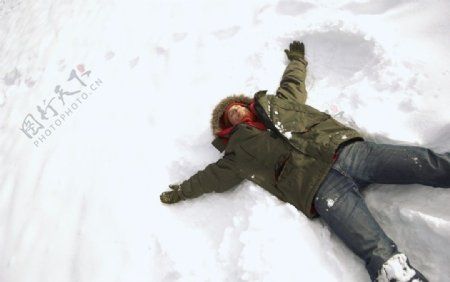 躺在雪地里的人图片