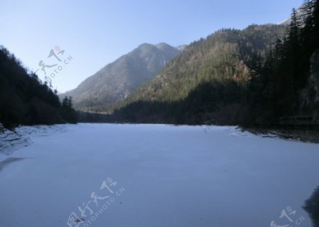 冰封的湖面图片