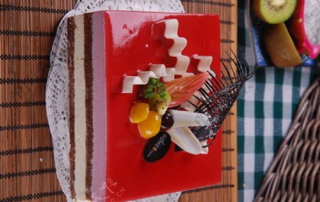 红色水果蛋糕图片