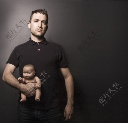 抱着婴儿的男子图片