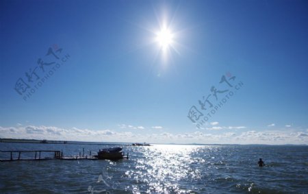 达里诺尔湖湖面太阳图片