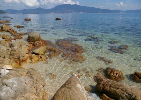 海边清澈海水岩石图片