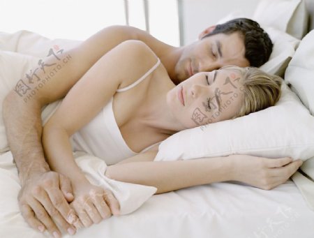 男女朋友美女帅哥白色的床睡觉的情侣图片