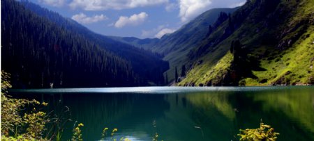 新疆昭苏高山绿湖图片