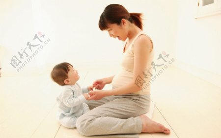 怀孕女人和婴儿图片
