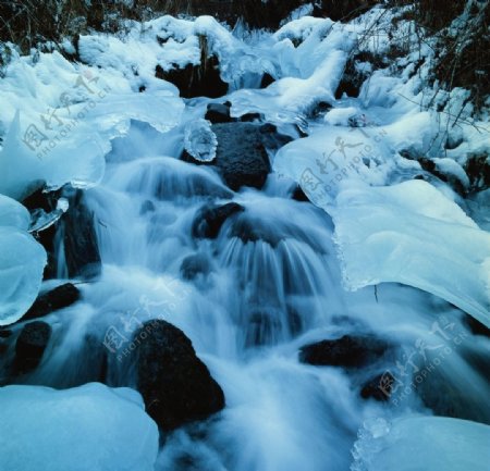冰融的溪流图片