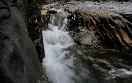 通城县黄袍山溪水图片