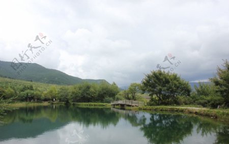 玉龙雪山村后的湖泊图片