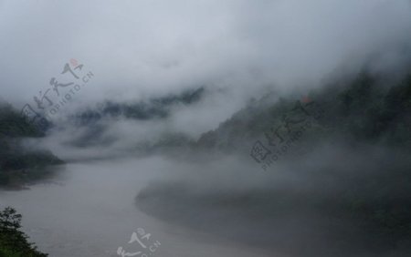云雾缭绕的雅鲁藏布江图片
