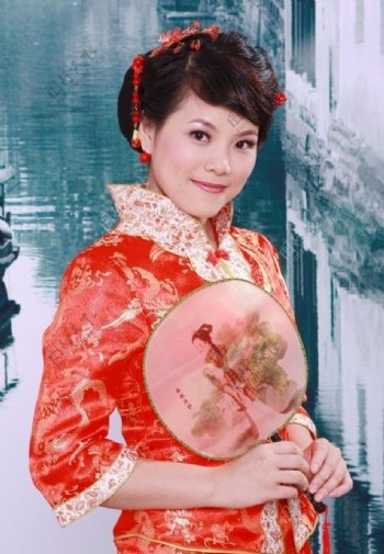 美女中式婚礼服团扇图片