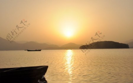 湖面日落图片