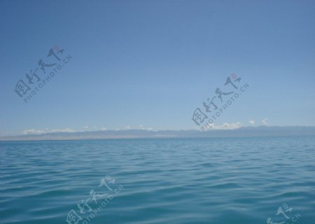 青海湖之海天一色图片