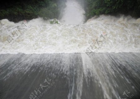 奔腾的洪水图片