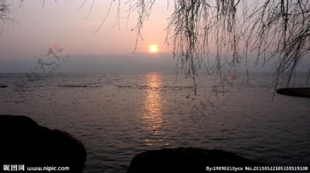 日出的抚仙湖真美图片