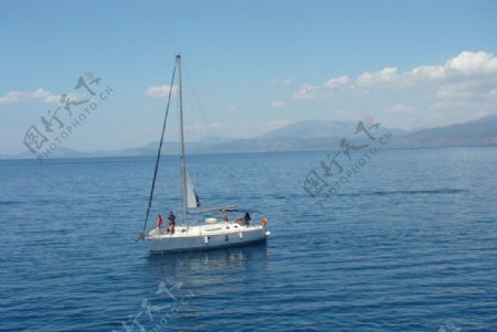 爱琴海里一帆船图片