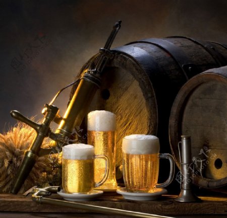 啤酒和啤酒鼓图片