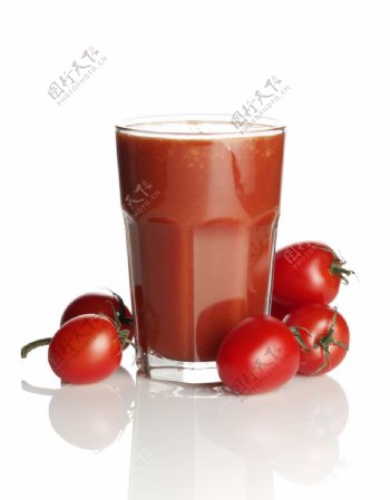 一杯蔬菜汁和西红柿图片