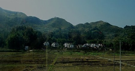 山下的村子图片