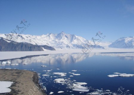 远山雪山湖面倒影浮冰蓝天图片