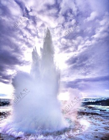 冰岛最大的间歇泉图片
