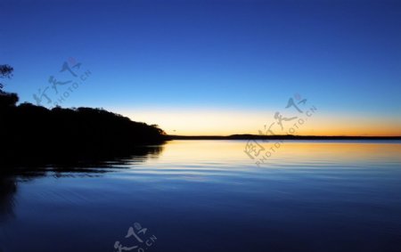 夕阳湖泊景色图片