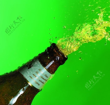 喷溅的啤酒图片