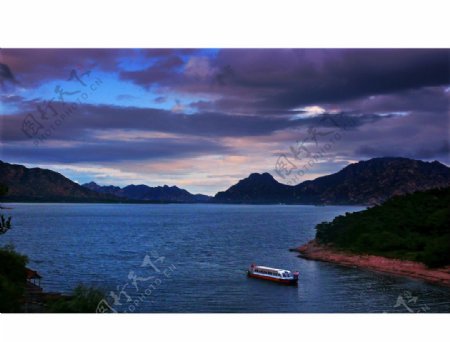 静谧天湖图片