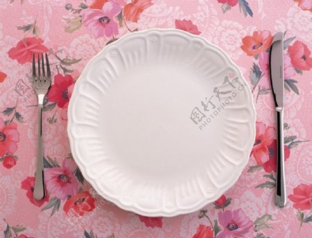 西式餐具粉红桌布图片