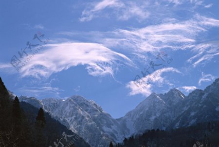 高原山脉与云图片