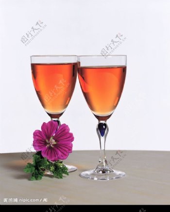 两杯红酒和紫色花图片