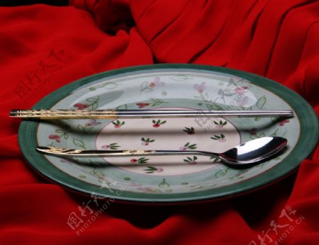 盘子筷子勺图片