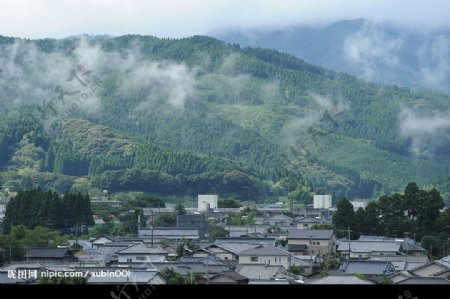 大山下的村庄图片