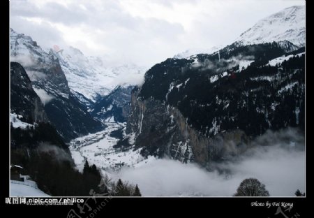 水墨画般的瑞士雪山图片
