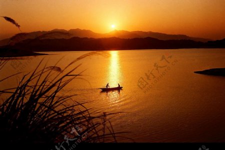 夕阳下的小渔船图片