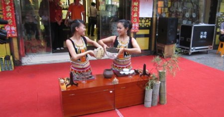 佤族姑娘茶艺表演图片