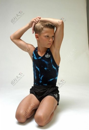 穿体操训练服得男孩图片