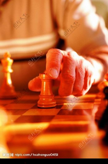 正在下国际象棋的手图片