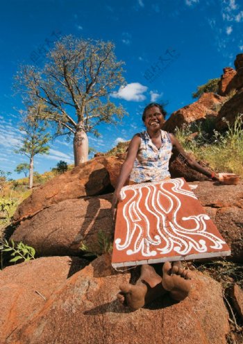 土著妇女正在绘制原始图案图片