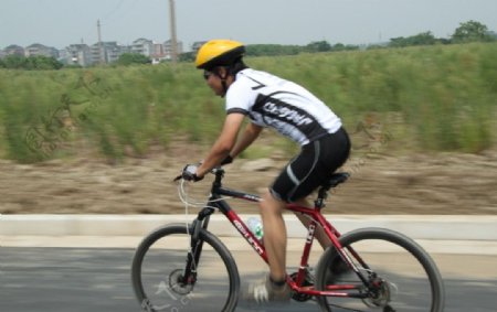 骑自行车图片