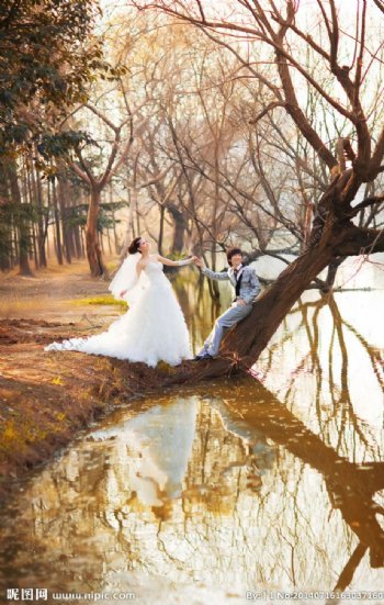河边婚纱摄影图片